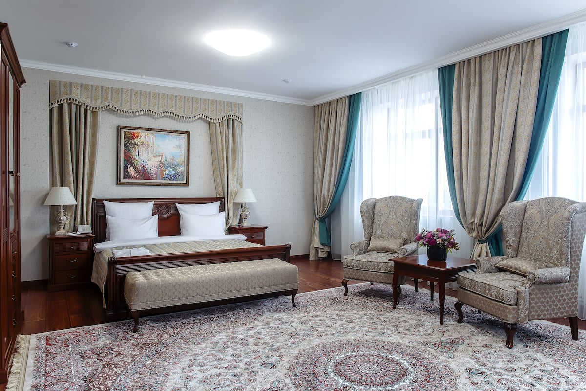 Peralatan tempat tidur premium, bar mini, peti besi dalam bilik, meja