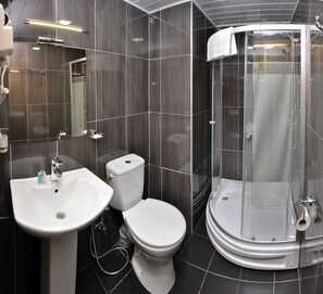 Standard-Dreibettzimmer | Badezimmer | Dusche, kostenlose Toilettenartikel, Haartrockner, Bademäntel
