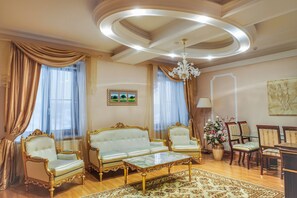 Presidential Suite, 1 Bedroom | Bar mini, meja, Wi-fi percuma, cadar katil