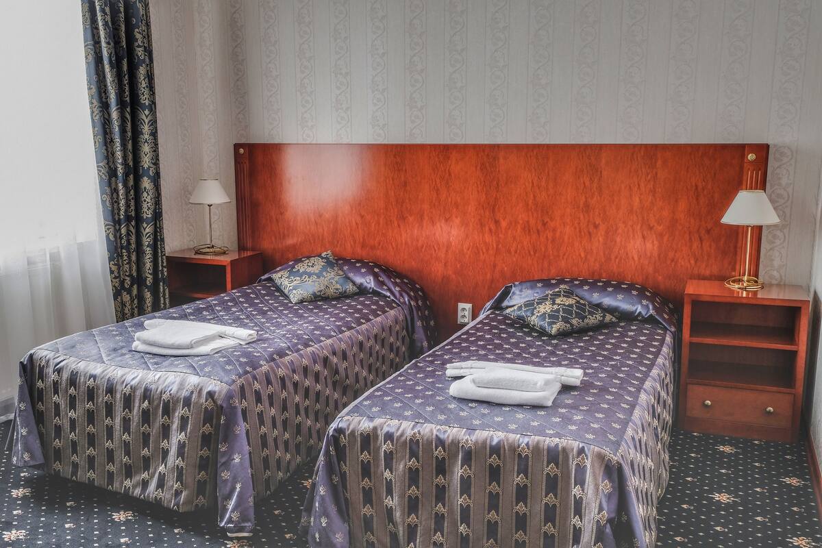 Minibar, escritorio, wifi gratis y ropa de cama