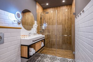 Familie suite, 2 slaapkamers | Badkamer | Gratis toiletartikelen, een haardroger, badjassen, pantoffels