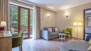Family Suite, 2 Bedrooms | 2 bedrooms, minibar, desk, iron/ironing board