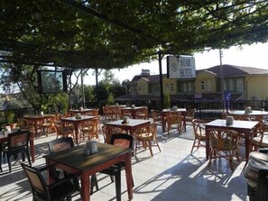 Serveert ontbijt, lunch, diner, Turkse gerechten 