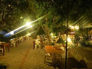 朝食、ランチ、ディナーに営業 (トルコ料理)