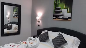 Desk, soundproofing, free WiFi - Hotel LePinède (Giugliano in Campania)