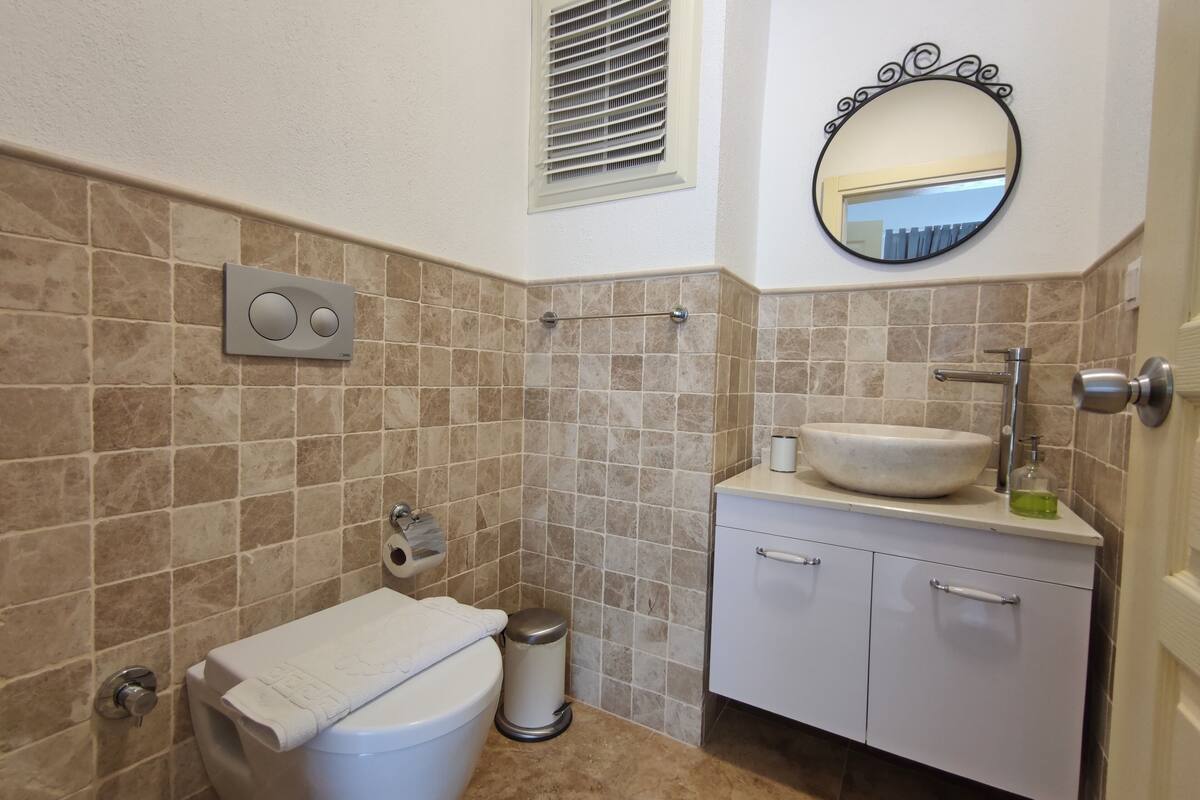basic room, 1 queen bed, non smoking, city view | bathroom | shower, free toiletries, hair dryer, slippers