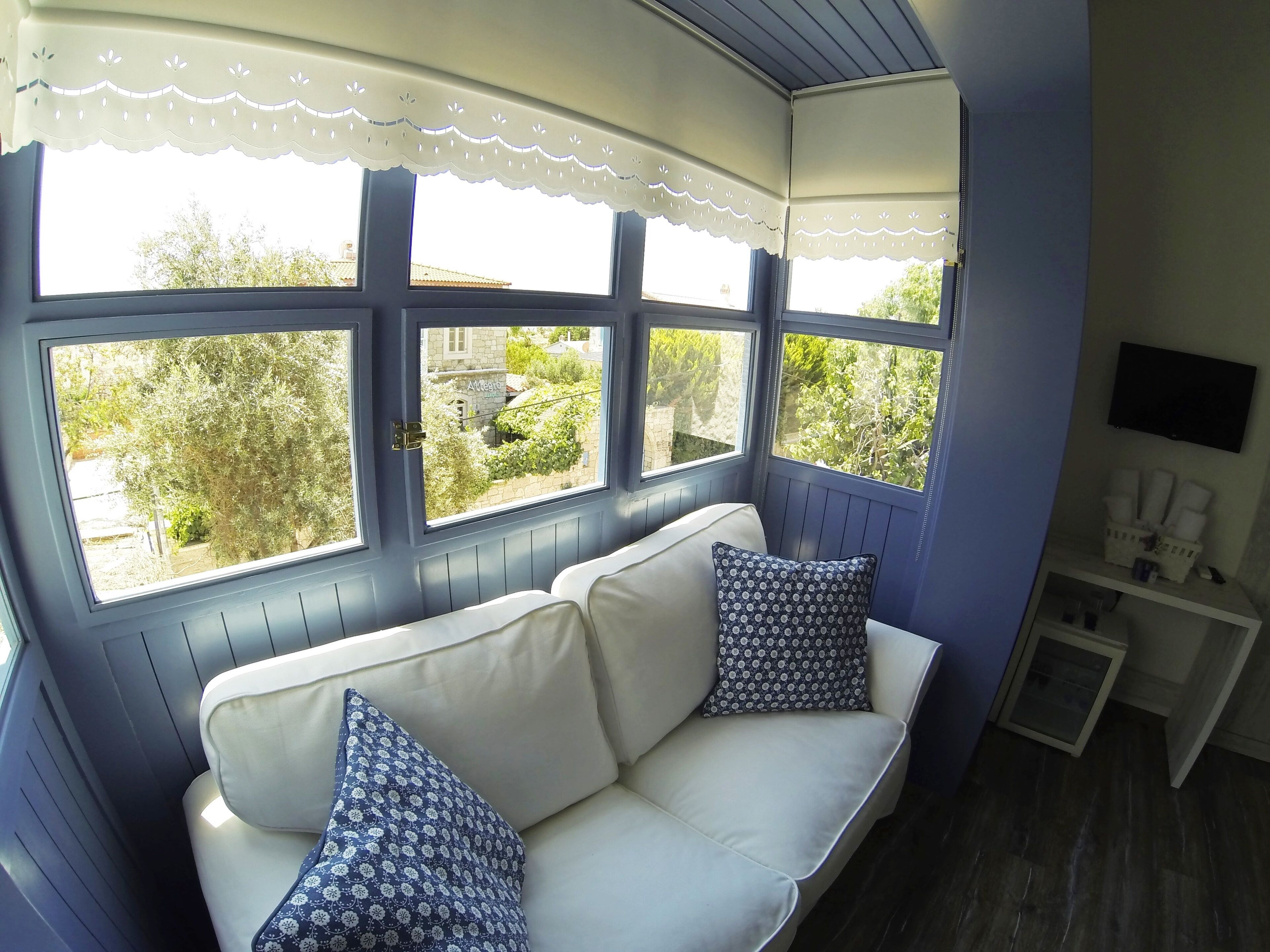 deluxe room, non smoking, city view | 1 bedroom, free minibar items, in-room safe, iron/ironing board