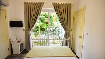 Free minibar items, in-room safe, iron/ironing board, free WiFi