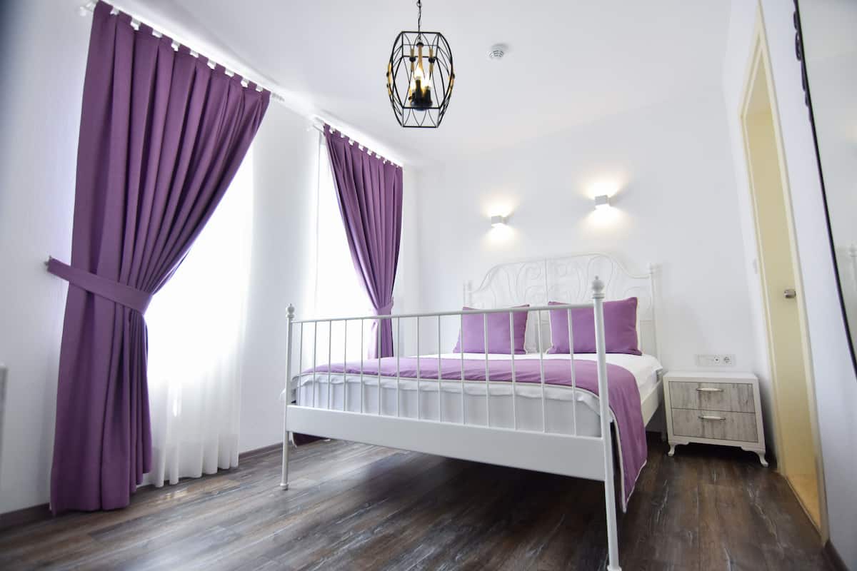 Chambre, 1 grand lit, non-fumeurs, vue ville | Mini-bar avec articles gratuits, coffres-forts dans les chambres