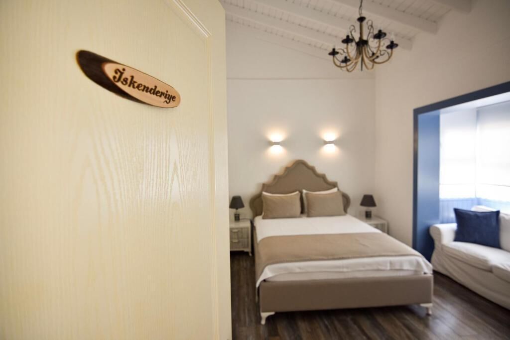 deluxe room, non smoking, city view | 1 bedroom, free minibar items, in-room safe, iron/ironing board