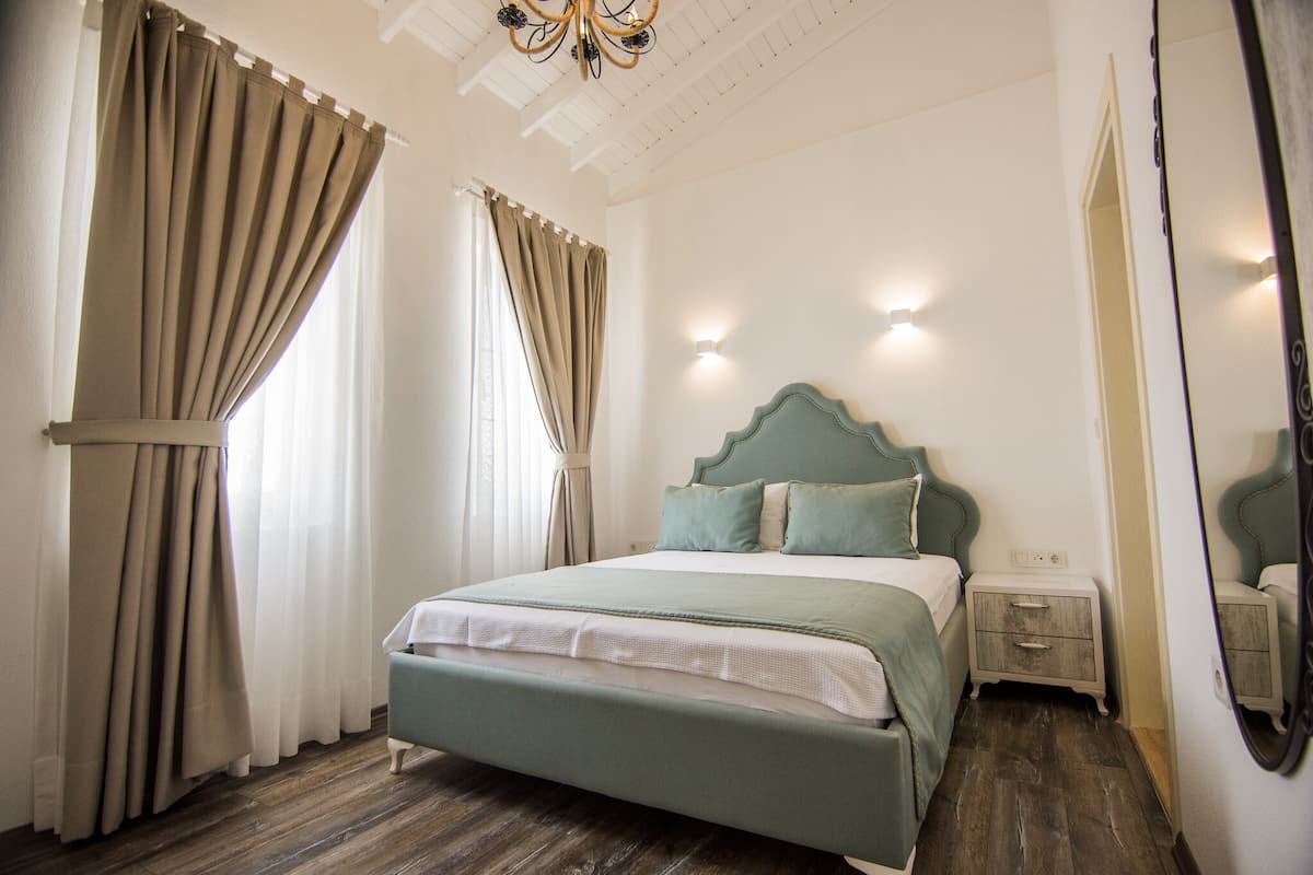 Chambre Deluxe, non-fumeurs, vue ville | Mini-bar avec articles gratuits, coffres-forts dans les chambres