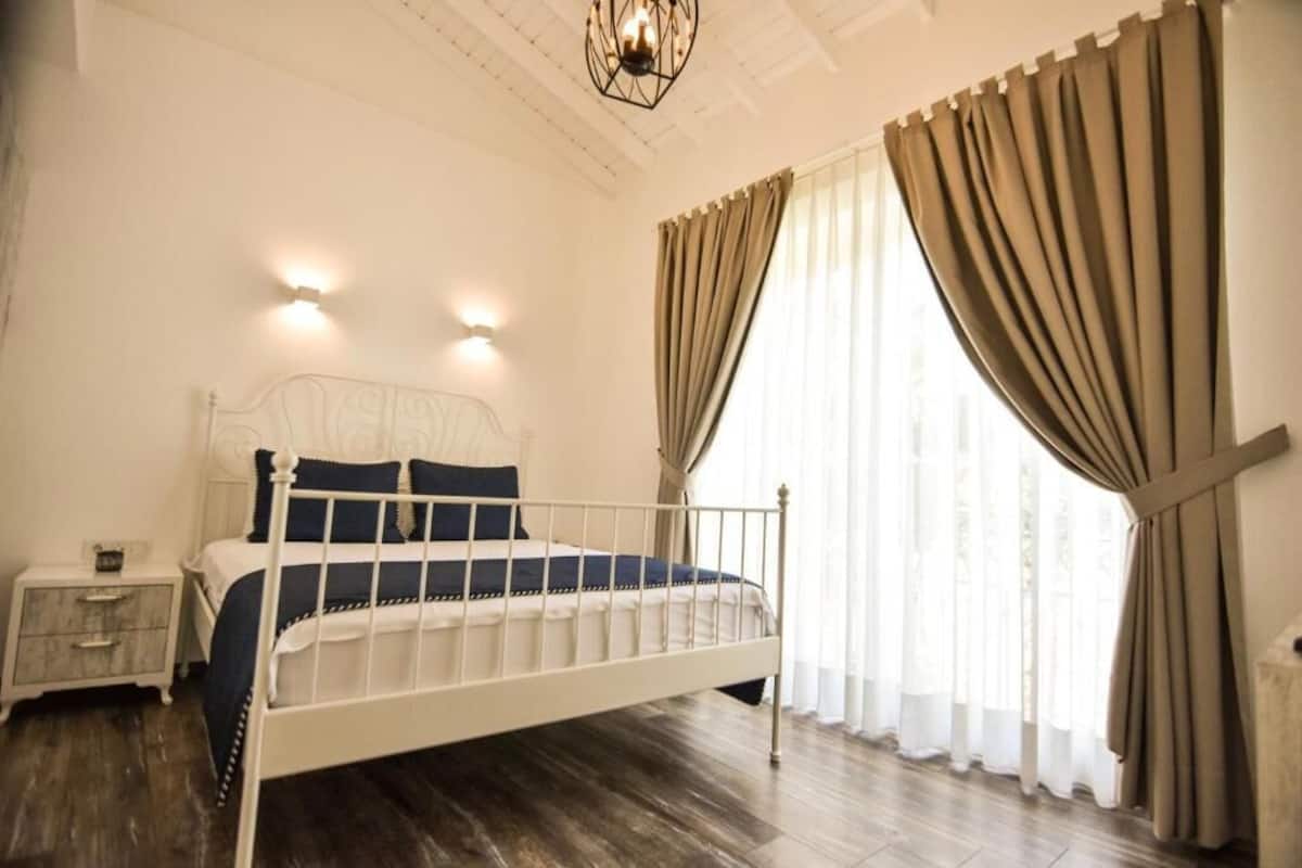 deluxe room, non smoking, city view | 1 bedroom, free minibar items, in-room safe, iron/ironing board