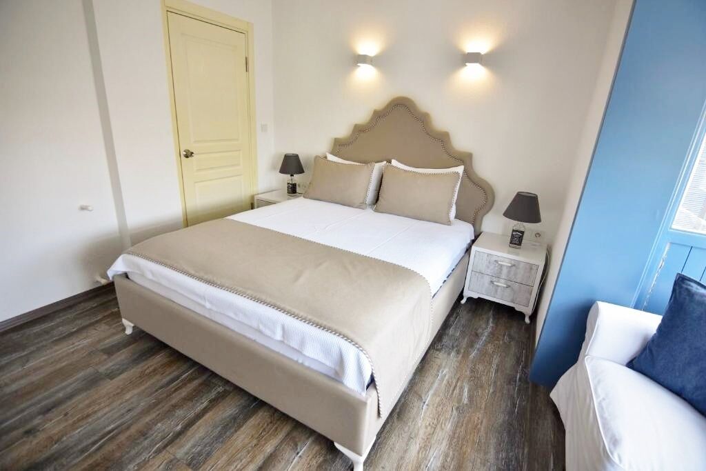 deluxe room, non smoking, city view | 1 bedroom, free minibar items, in-room safe, iron/ironing board