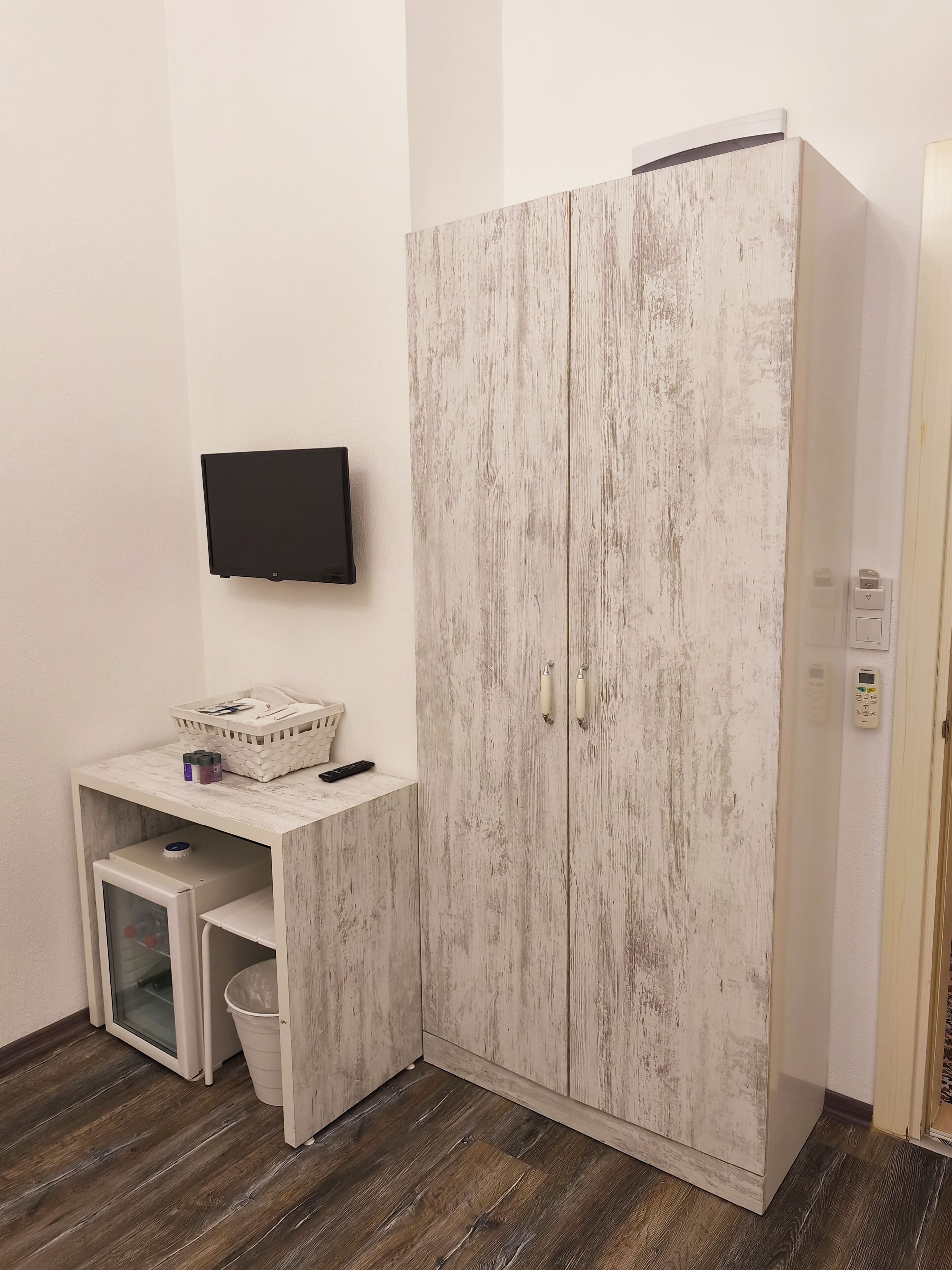 deluxe room, non smoking, city view | 1 bedroom, free minibar items, in-room safe, iron/ironing board