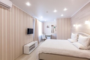 Minibar, meja kerja, tempat tidur lipat/tambahan, dan Wi-Fi gratis