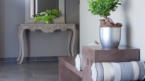Een modern interieur met een console tafel, een potplant en hanglampen.