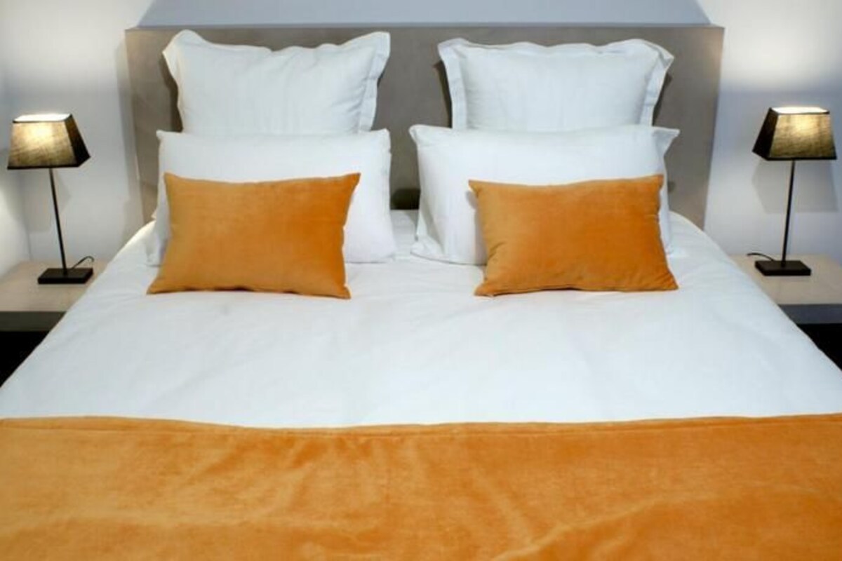 Luxe beddengoed, een bureau, verduisterende gordijnen