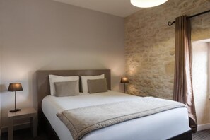 Habitación doble, vista a la alberca | Ropa de cama de alta calidad, escritorio y cortinas blackout 