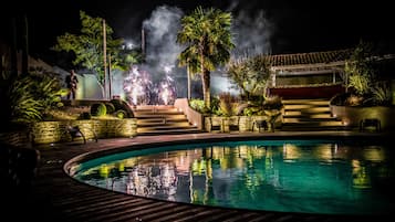 Una piscina al aire libre