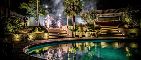 Una piscina al aire libre