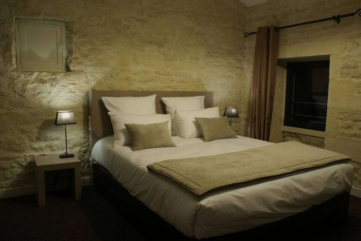 Luxe beddengoed, een bureau, verduisterende gordijnen