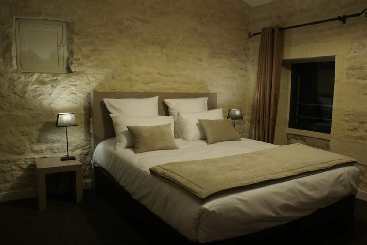 Ropa de cama de alta calidad, escritorio y cortinas blackout
