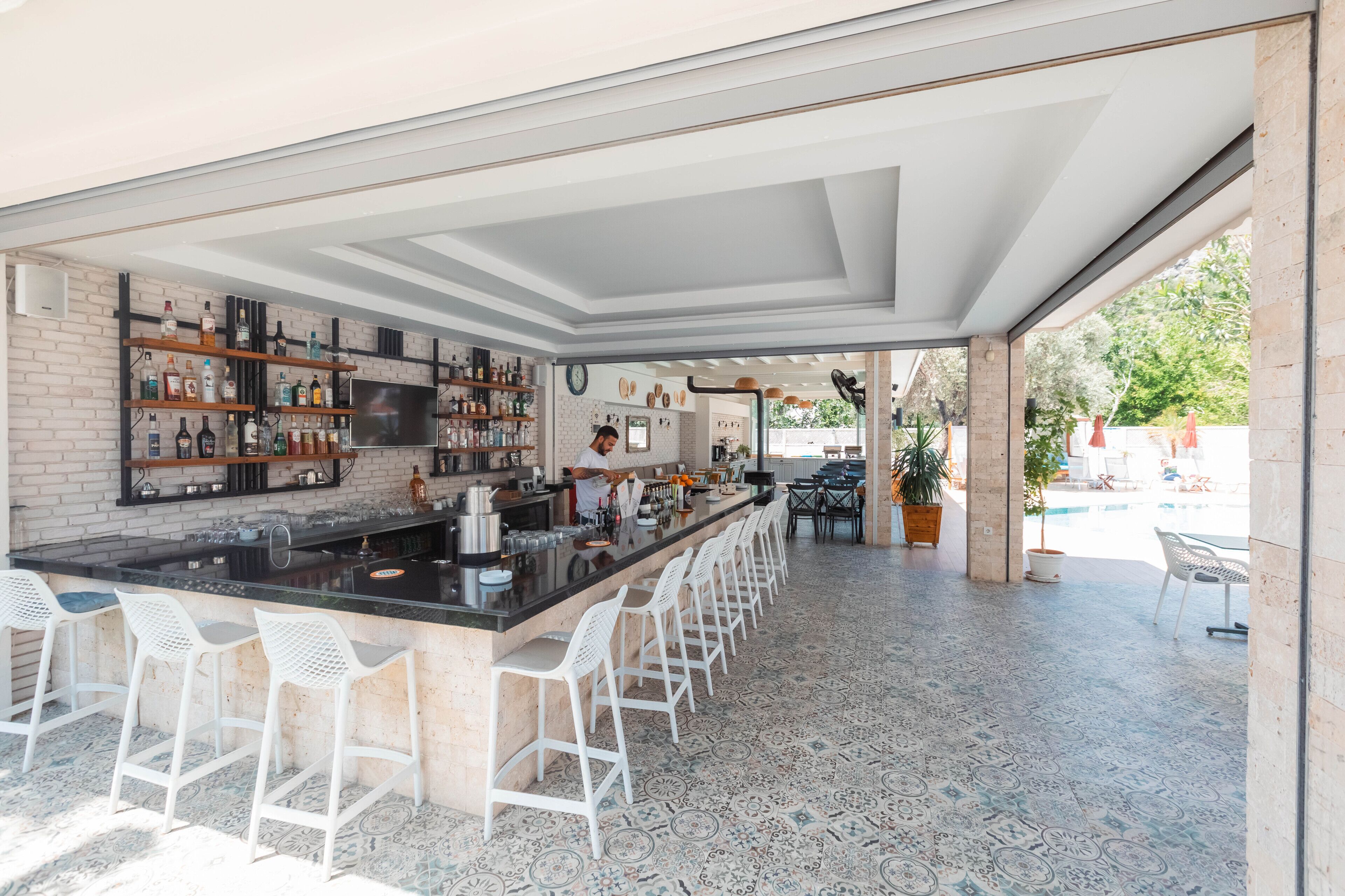Swim-up bar