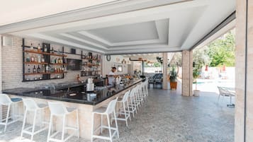 Swim-up bar