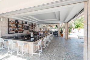Bar en la piscina