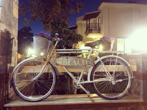 Un vélo est garé devant un immeuble sur lequel on peut lire l’inscription « PLAGE ».