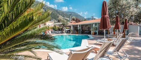 Utendørsbasseng og solsenger