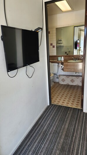 Economy Single Room, 1 Bedroom | Desk, free WiFi, bed sheets - Golden Arrow Motel (Lamar)