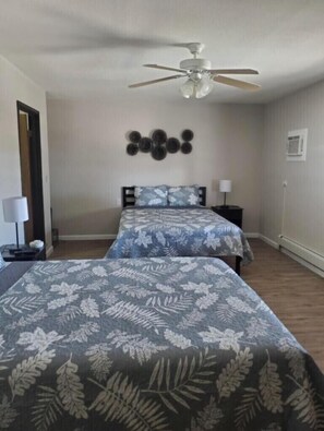 Desk, free WiFi, bed sheets - Golden Arrow Motel (Lamar)