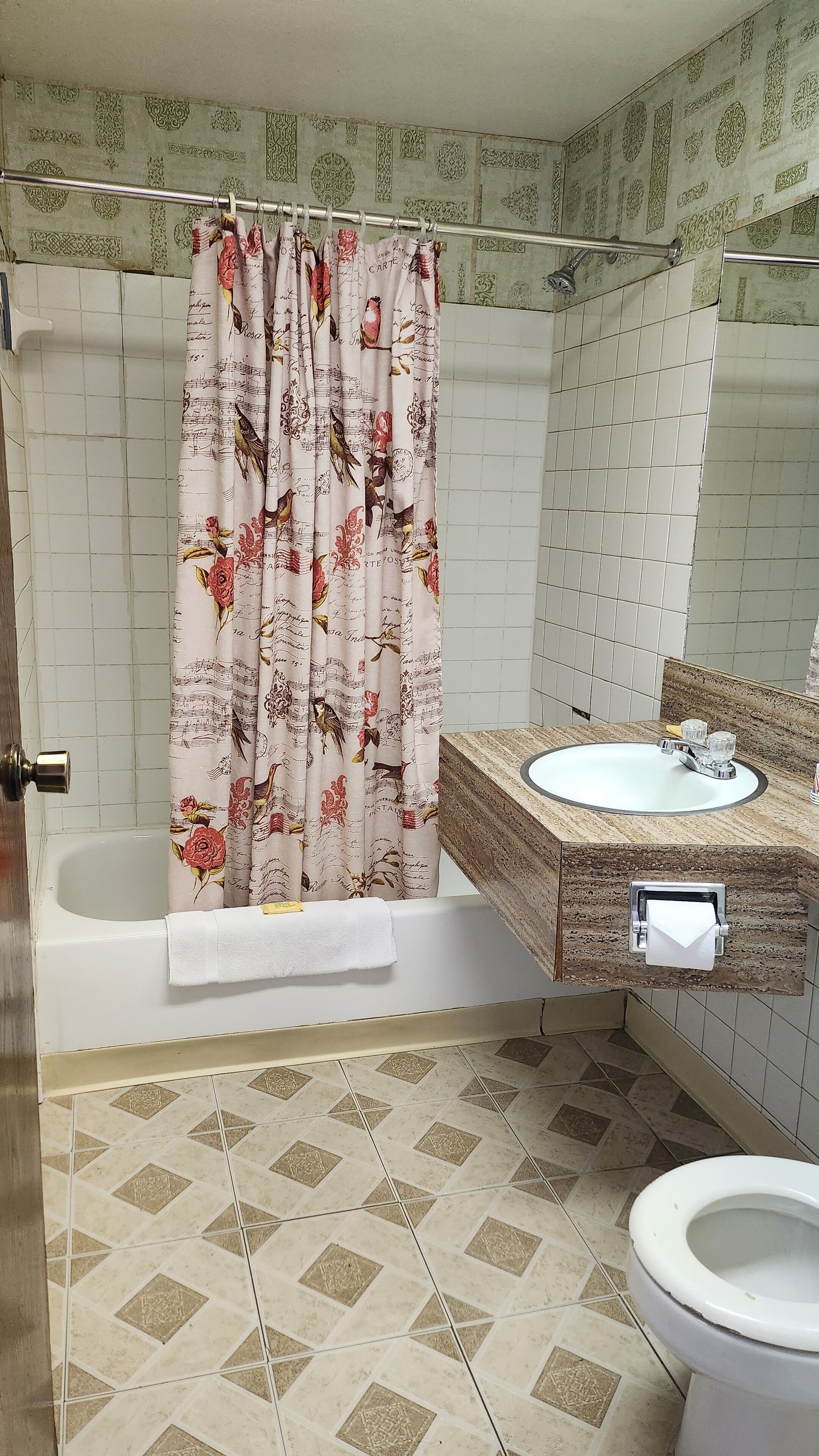 Un bagno con una vasca, un lavandino e un water.