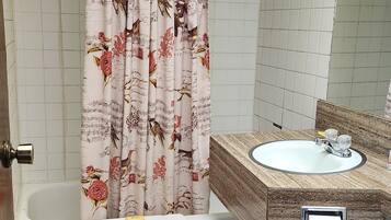 Un bagno con una vasca, un lavandino e un water.