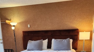 Deluxe Single Room, 1 King Bed | Desk, free WiFi, bed sheets