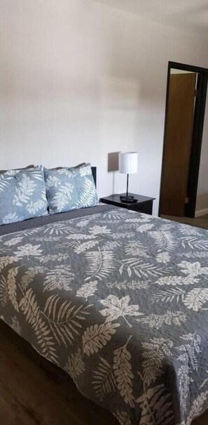 Signature Double Room, 2 Queen Beds | Desk, free WiFi, bed sheets - Golden Arrow Motel (Lamar)