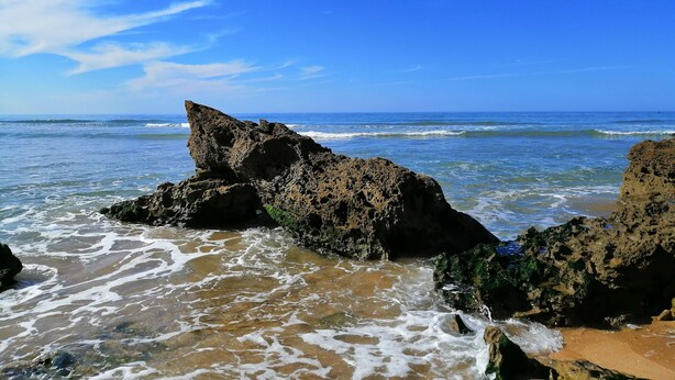 A rocky coastline with clear blue water and a clear sky. - Riad Gloria (Essaouira)