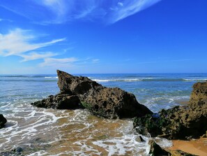 A rocky coastline with clear blue water and a clear sky. - Riad Gloria (Essaouira)