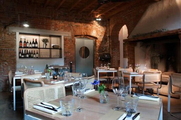 Se sirven almuerzos y cenas; cocina local; con vista al jardín