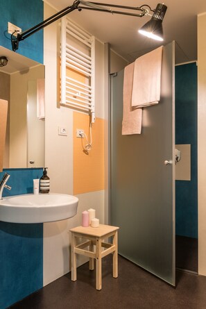 Quadruple Room, Accessible (External private bathroom) | Bathroom | Free toiletries, towels - Un posto a Milano (Milan)