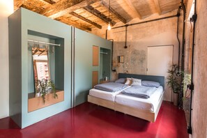 Standard-Vierbettzimmer, Mehrere Betten, eigenes Bad | Hochwertige Bettwaren, Daunenbettdecken, Schreibtisch, kostenloses WLAN