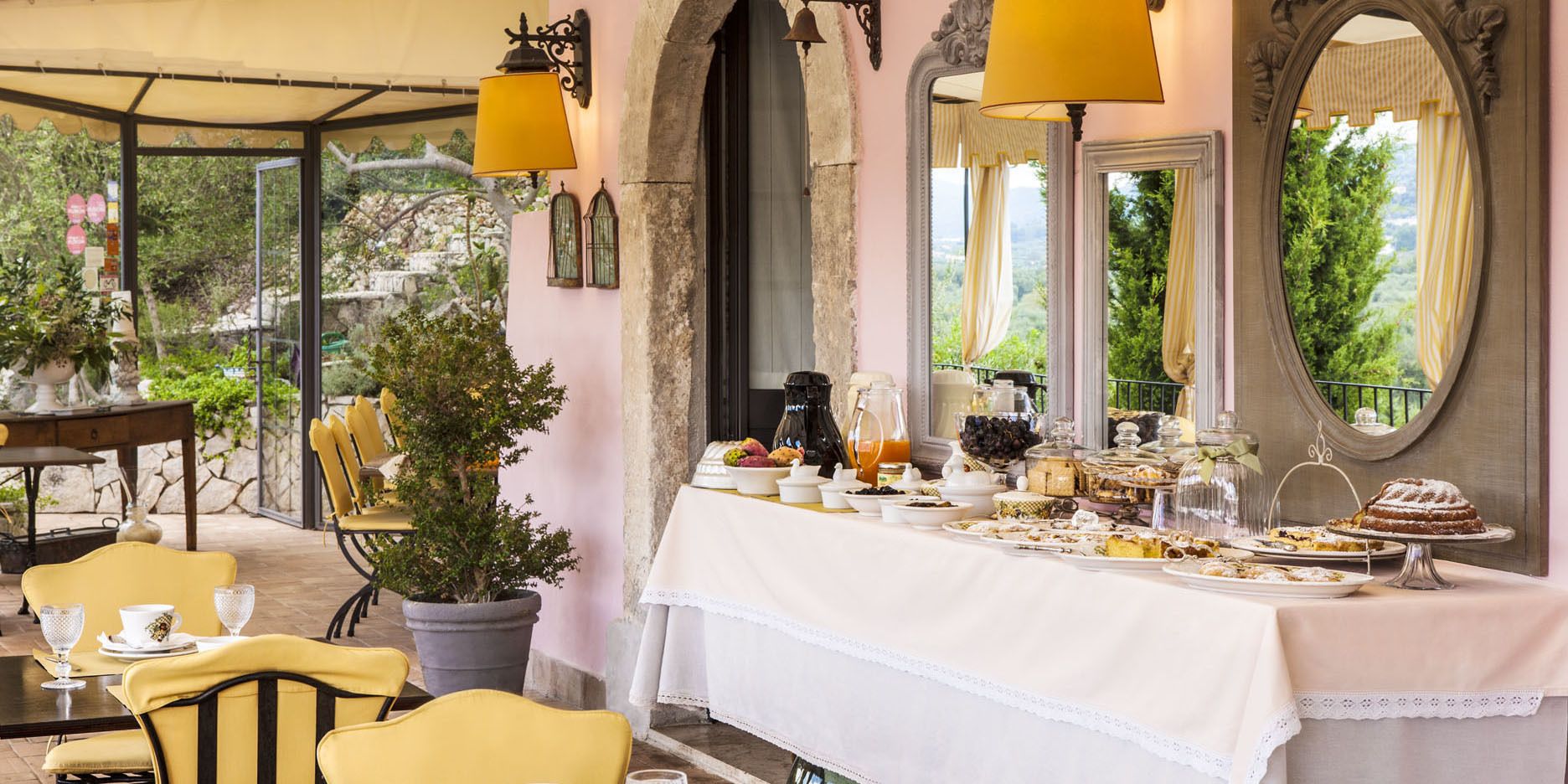 Un coin repas avec une table dressée pour le petit-déjeuner, où l’on trouve diverses pâtisseries et un espace dédié au café.