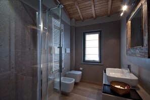 Elite suite | Badkamer | Een douche, gratis toiletartikelen, een haardroger, pantoffels