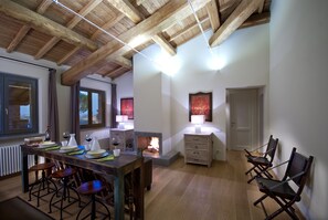 Elite Suite | Living area | 24-inch LCD TV with digital channels, TV - Poste del Chiugi (Castiglione del Lago)