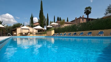 Piscina coperta, piscina all'aperto, lettini