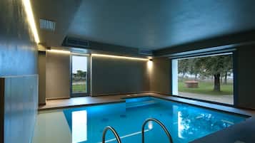 Piscina coperta, piscina all'aperto, lettini