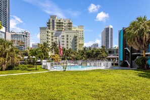 A hotel with a pool, surrounded by palm trees and a clear sky. - Artrageous on the river By RocketStay (Fort Lauderdale)