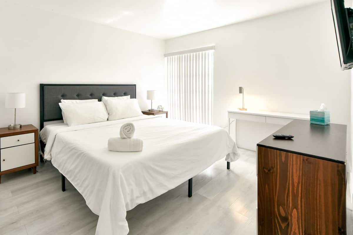 1 bedroom, Egyptian cotton sheets, premium bedding, down comforters