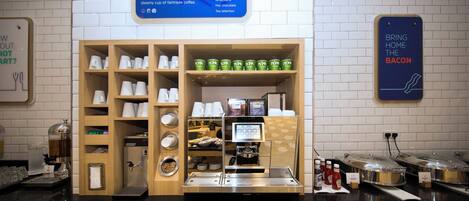En kaffestation med en skylt som visar ett urval av olika kaffesorter och en annan skylt som anger att det finns bacon.